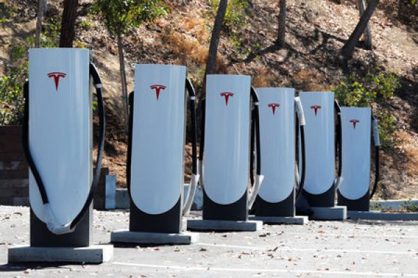 Tesla batte previsioni degli analisti