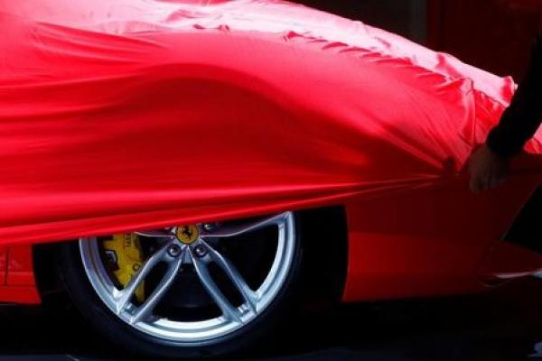 Settore auto in difficoltà dopo dati su produzione. Ferrari tracolla