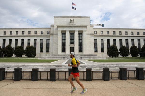 Dollar Gives up Gains as Traders Raise Bets on Fed Rate Cut