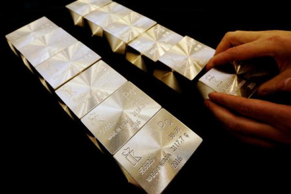 Palladium Stays on Record-Breaking Trail as Gold Sniffs at China Deal