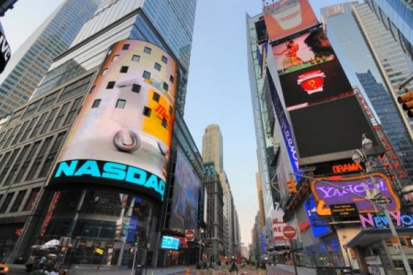 Nasdaq At Record as Investors Bet on Big Tech to Weather Virus Storm; Dow Falls