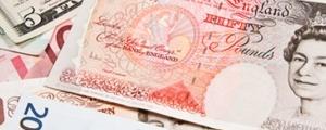 Dollaro calmo dopo la precedente volatilità; riflettori sulla sterlina