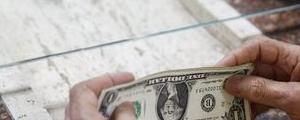 El dólar retrocede; Kaplan respalda la paisa de la Fed