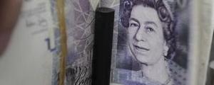 La sterlina guadagna terreno tra speranze di un rinvio della Brexit, dollaro giù
