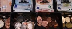 La sterlina sale sulla scommessa di May sulla Brexit; attesi indici PMI