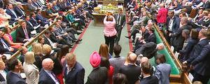 Sterlina stabile dopo il colpo alla Brexit; dollaro giù, attesa Fed