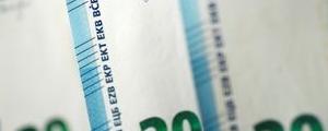 Euro Sinks as ECB Moves to Counter Slowdown