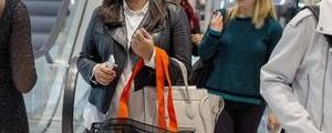 StockBeat - Levis Slides as Goldman Warns of Unfashionable Performance Ahead