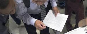 Las solicitudes de ayuda por desempleo en EE.UU., descienden más de lo previsto