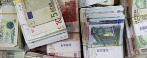 U.S. Dollar Flat as Investors Wait for Fed Minutes