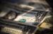 Forex: Le Dollar recule suite à de faibles PMI et des tensions au Moyen-Orient